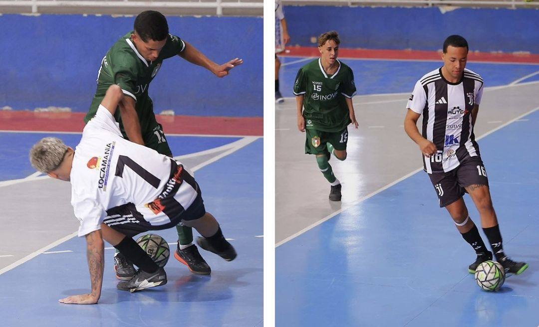 Imagem composta por duas fotos verticais lado a lado na quadra de futsal azul e cinza. Na foto da esquerda, um jogador de uniforme branco e bermuda preta com o número 7 cai no chão apoiando a mão na quadra enquanto tenta desarmar um adversário de uniforme verde. Na foto da direita, um jogador com uniforme listrado em preto e branco conduz a bola de cabeça baixa, enquanto outro atleta de verde corre ao fundo.