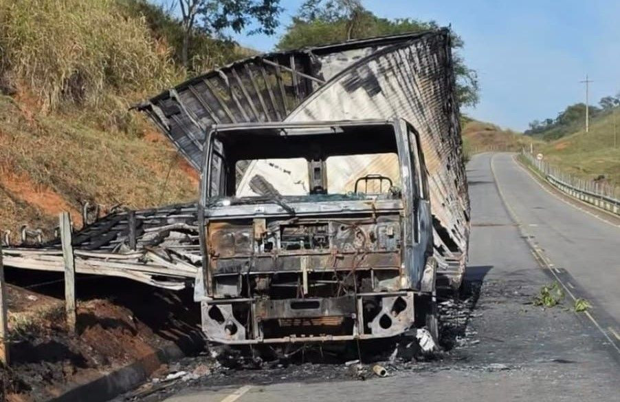 Caminhão atingido por incêndio às margens da ES-181, na zona rural de Alegre, durante atendimento do Corpo de Bombeiros
