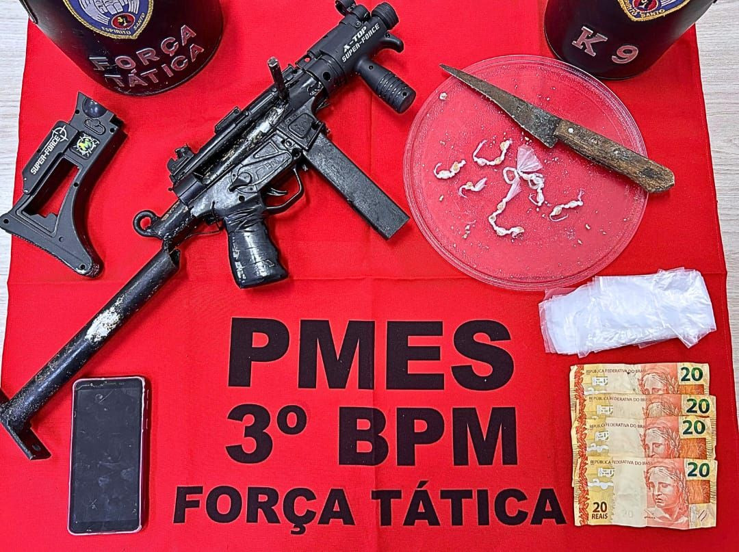Materiais apreendidos pela Polícia Militar em Alegre, incluindo drogas, dinheiro e uma submetralhadora artesanal