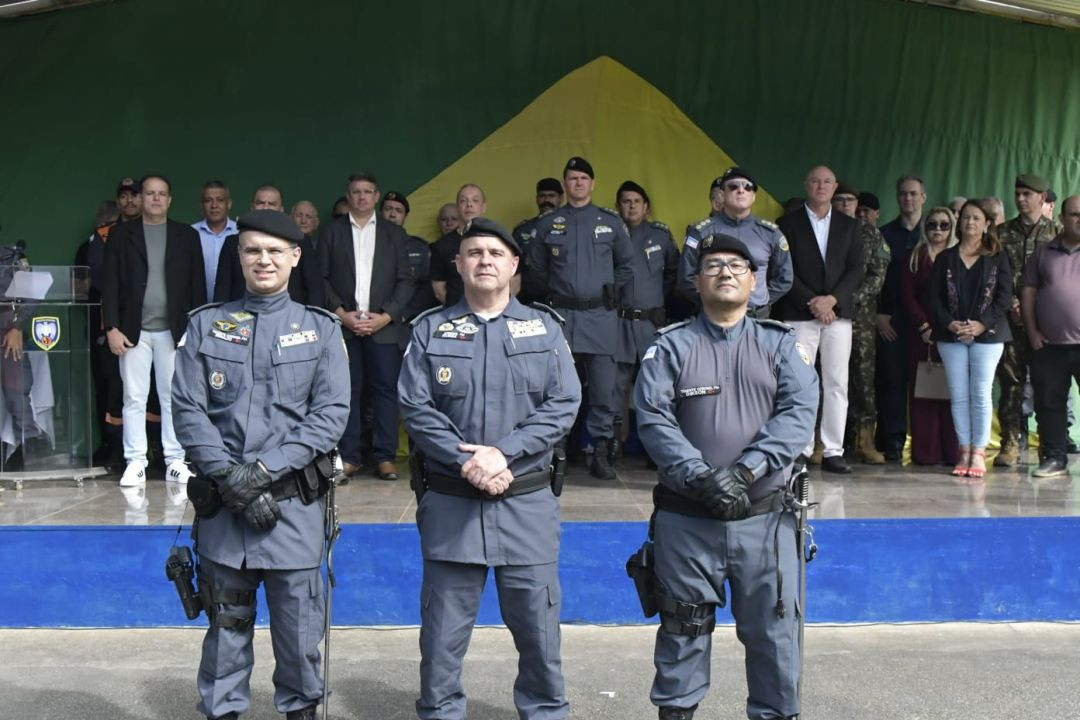 Solenidade de passagem de comando do 3º Batalhão da Polícia Militar realizada em Alegre, com presença de autoridades e desfile militar