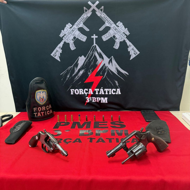 Armas, munições e materiais apreendidos pela Polícia Militar durante ocorrência de violência doméstica em Alegre.