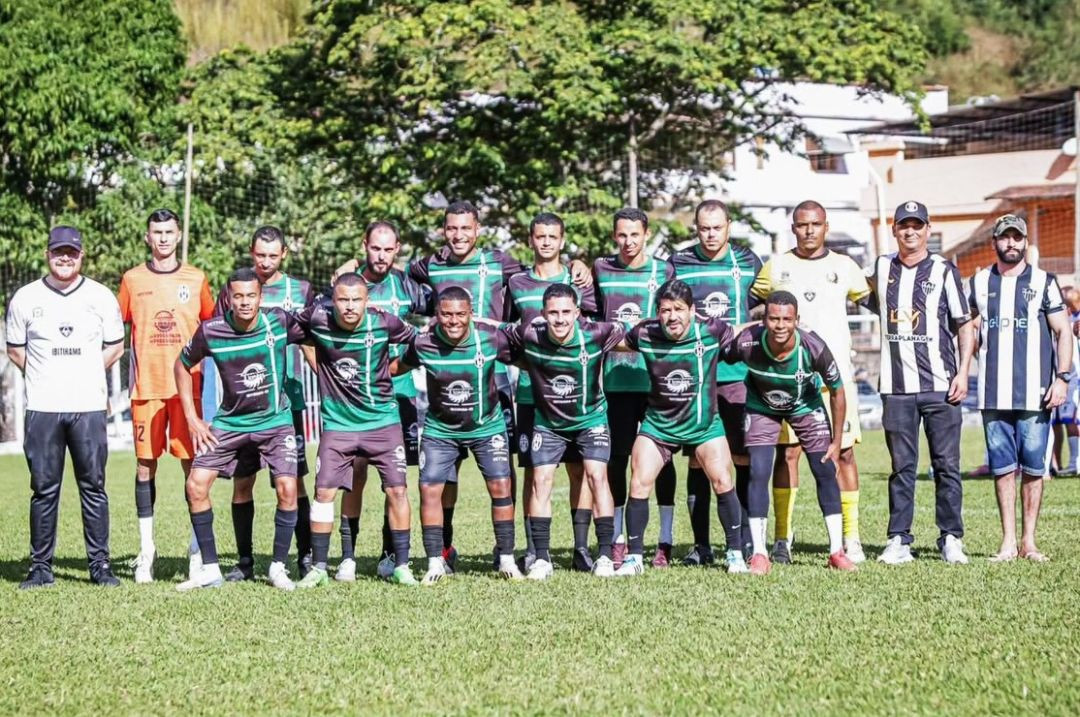 Foto posada da equipe do São Francisco em campo gramado. Os atletas vestem uniforme com listras horizontais verdes e pretas. Membros da comissão técnica nas extremidades vestem camisas pretas e brancas listradas.