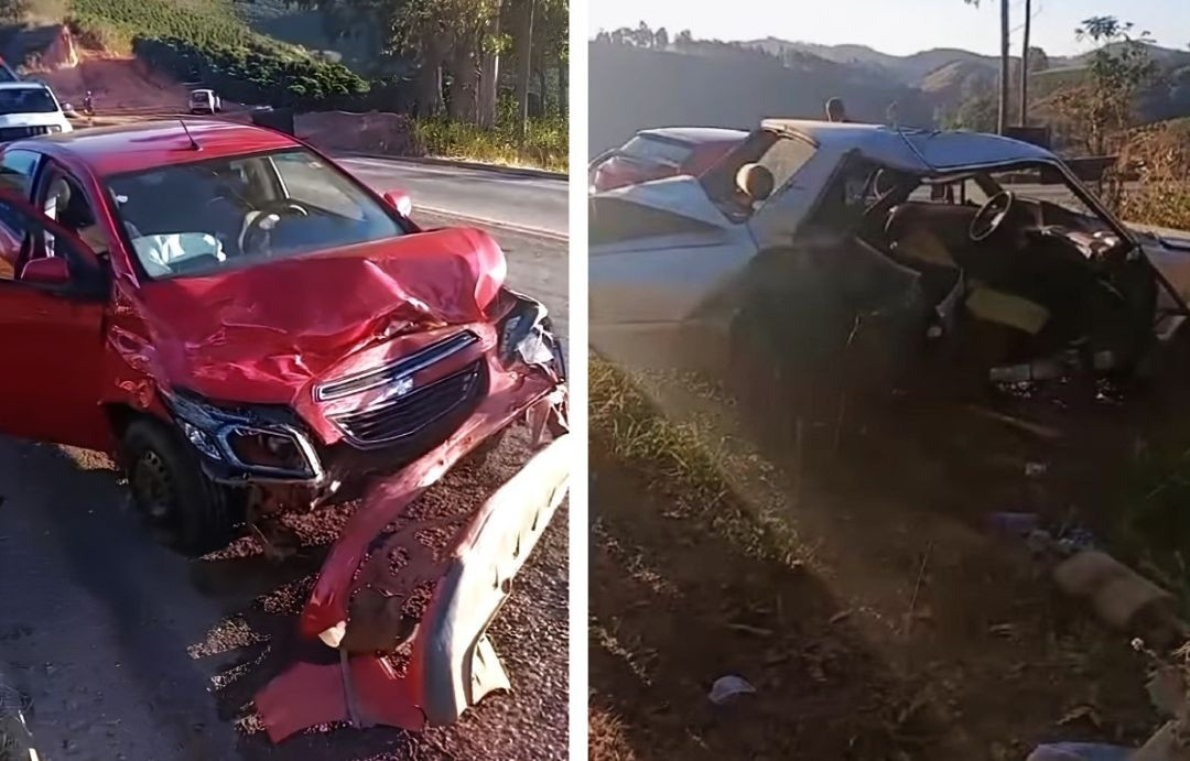 Imagem dividida em duas partes mostrando o resultado do acidente ocorrido à tarde. Do lado esquerdo, a frente destruída de um carro vermelho na margem da rodovia. Do lado direito, um carro prata severamente retorcido caído em um barranco gramado.