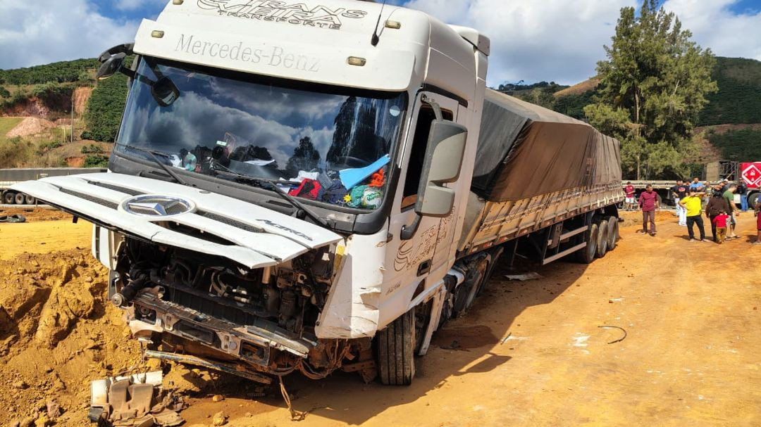 Veículos envolvidos em acidente na BR-262, nas proximidades da entrada de Ibatiba.