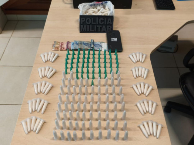 Pinos de substância análoga à cocaína, dinheiro, celular e veículo apreendidos pela Polícia Militar durante operação de combate ao tráfico de drogas em Ibatiba.
