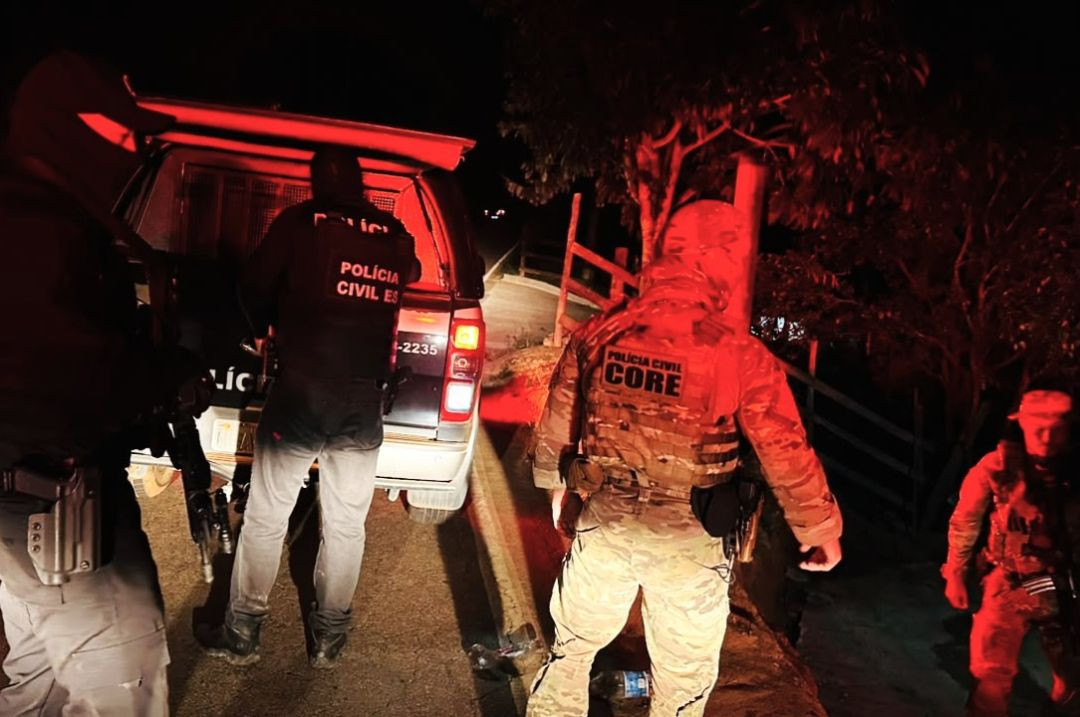 Policiais civis armados e com coletes operacionais, incluindo a inscrição 
