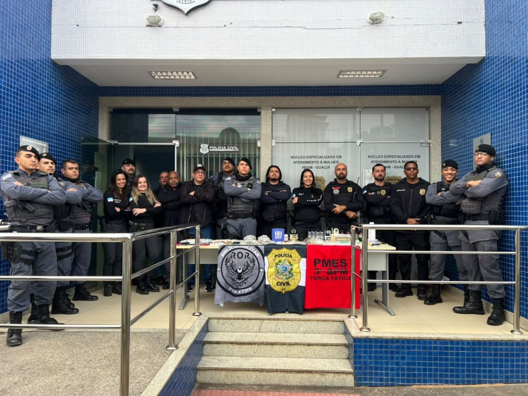 Policiais civis e militares durante a Operação Cidade Limpa II, realizada em Guaçuí, que resultou na prisão de investigados por tráfico de drogas e na apreensão de entorpecentes, dinheiro e equipamentos utilizados pela organização criminosa.