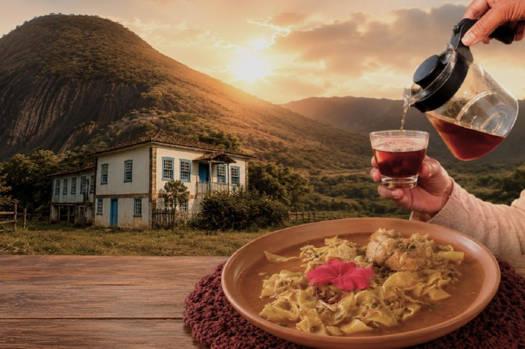 Montagem fotográfica que reúne elementos do turismo de Muniz Freire. À esquerda, um casarão histórico colonial branco com janelas azuis, tendo ao fundo uma grande montanha rochosa sob o pôr do sol. No canto inferior direito, um prato de barro com massa e frango ao molho. Acima do prato, uma mão segura um copo de vidro enquanto outra despeja café de uma jarra de vidro.