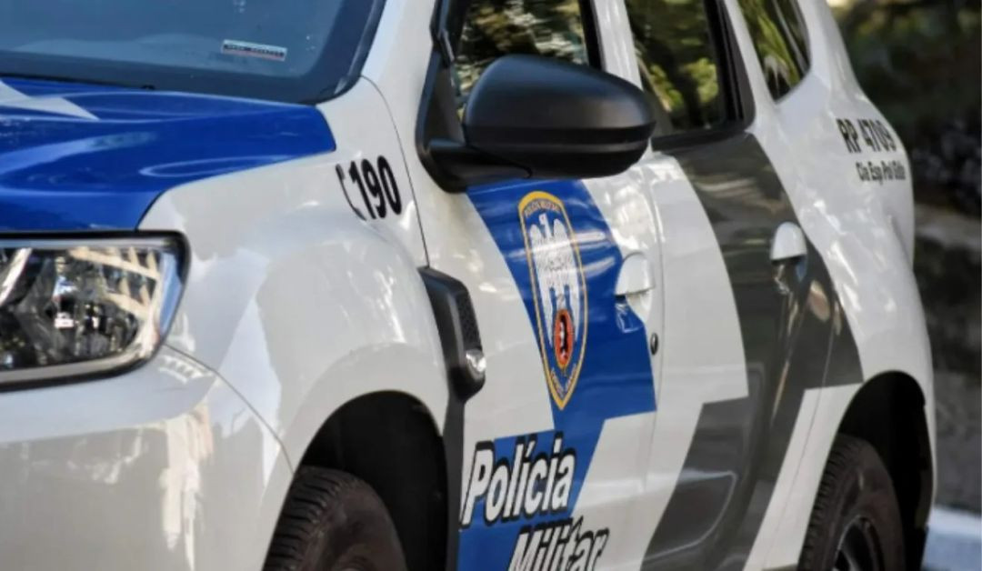 Viatura da Polícia Militar durante atendimento de ocorrência na zona rural de Guaçuí, onde um homem foi preso em cumprimento a mandado judicial.