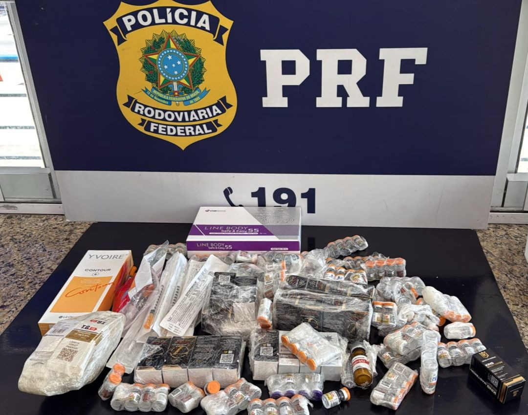 Medicamentos e insumos de origem paraguaia apreendidos pela Polícia Rodoviária Federal durante fiscalização na BR-101, em Itapemirim.