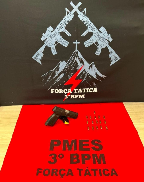 Policiais militares apreendem uma pistola Taurus G3 calibre 9 mm e 16 munições durante abordagem em evento realizado na Praça João Acacinho, no Centro de Guaçuí.