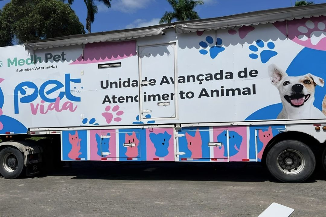 Unidade móvel do Programa Pet Vida, um caminhão adaptado branco e azul com ilustrações de cães e gatos e a frase 