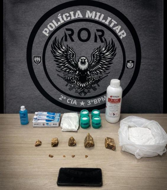 Drogas e materiais utilizados no preparo de entorpecentes apreendidos pela Polícia Militar durante ocorrência no bairro São Miguel, em Guaçuí.
