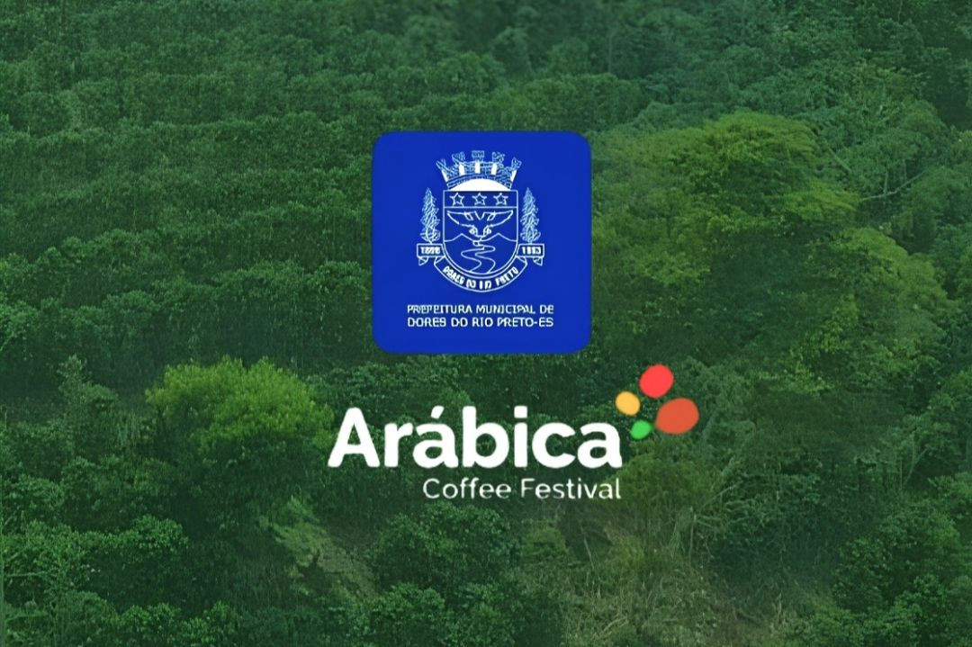 Arte de divulgação do Arábica Coffee Festival 2026 com o brasão da Prefeitura de Dores do Rio Preto sobre fundo formado por uma lavoura de café. A logomarca do evento aparece ao centro da imagem.