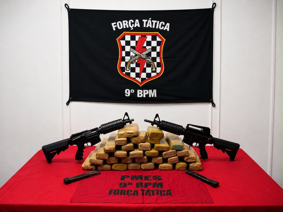 Drogas e duas submetralhadoras apreendidas pela Polícia Militar durante operação de combate ao tráfico em Cachoeiro de Itapemirim.