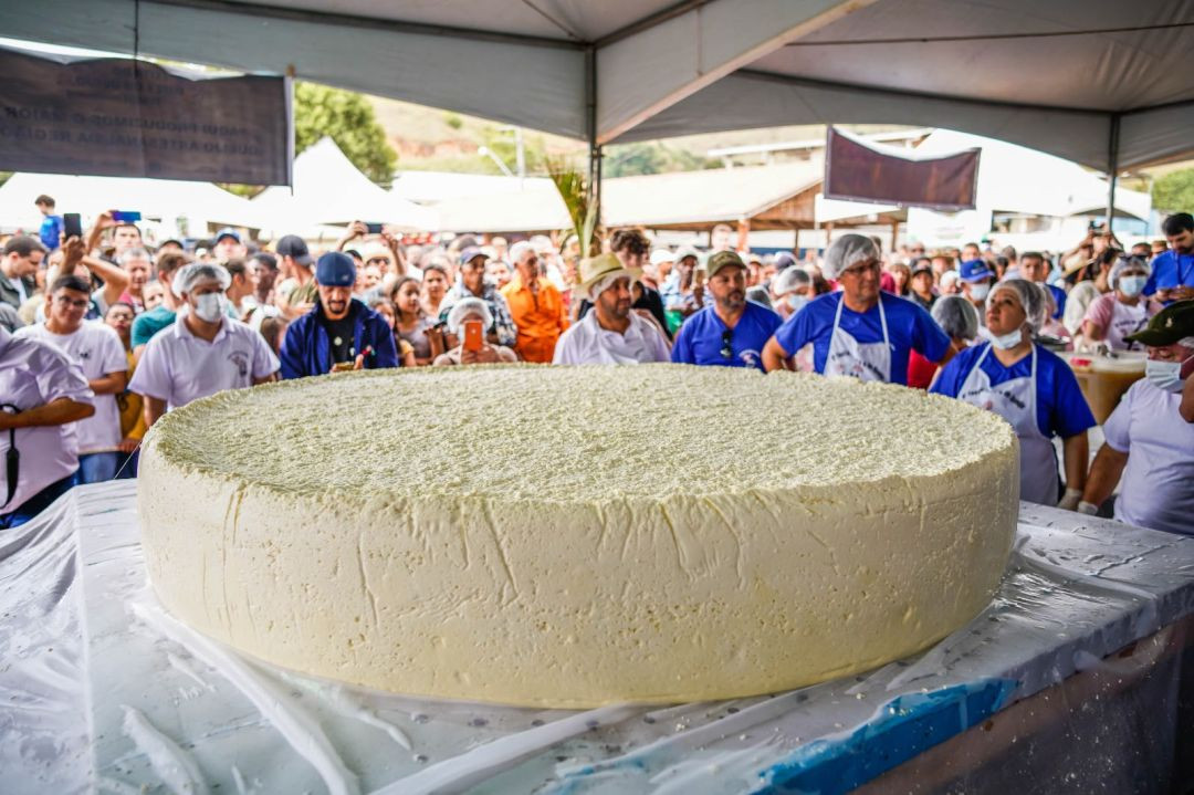 Público acompanha a Festa do Leite e do Queijo em Itaici, distrito de Muniz Freire, durante programação com produtores rurais, concurso leiteiro e atrações culturais.
