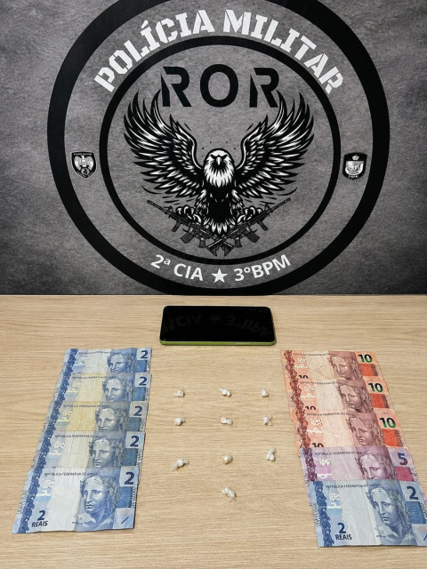 Pedras de crack, dinheiro e aparelho celular apreendidos pela Polícia Militar durante ação no bairro São Miguel, em Guaçuí.