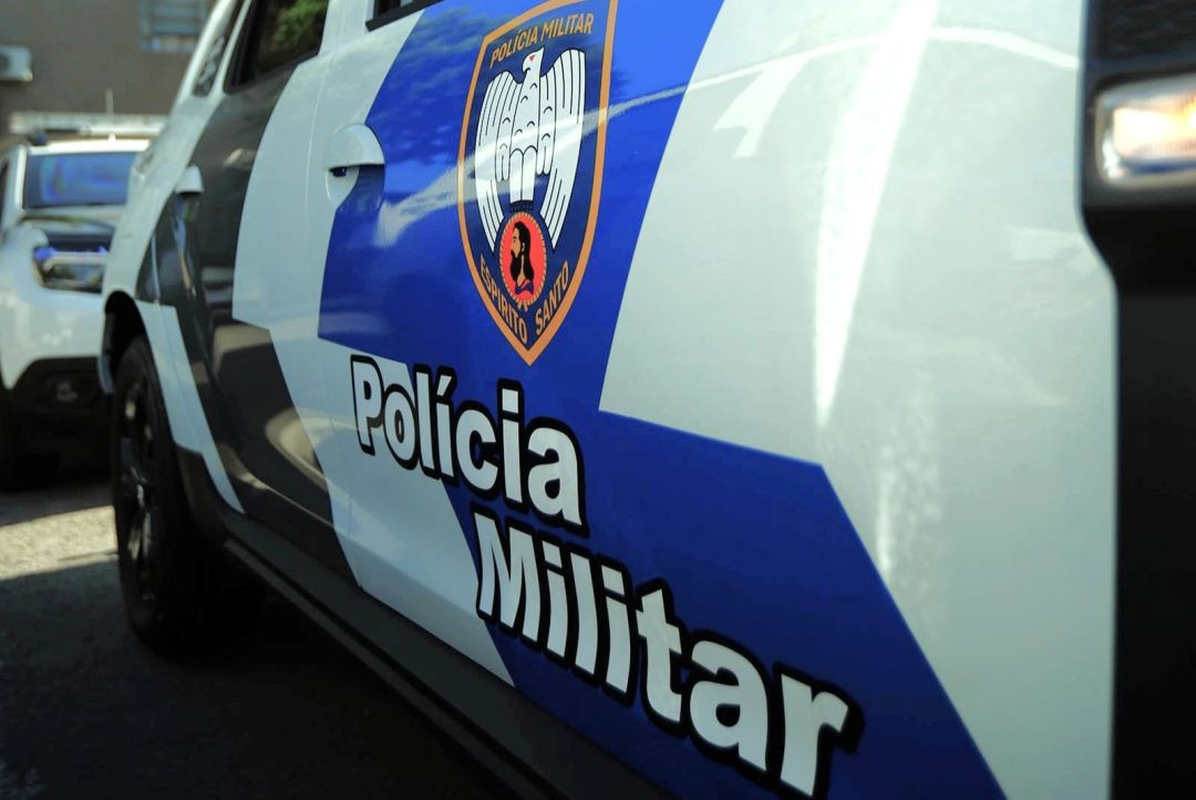 Viatura da Polícia Militar do Espírito Santo estacionada, com destaque para a identificação da corporação na lateral do veículo.