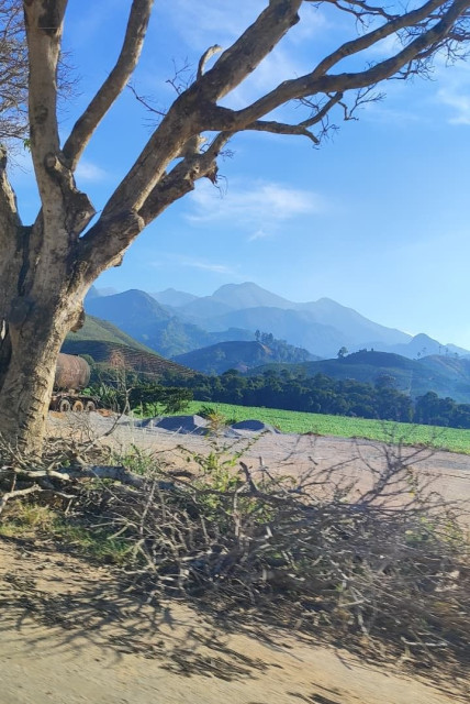 Paisagem montanhosa do Caparaó sob céu parcialmente nublado durante período de variação nas condições do tempo.