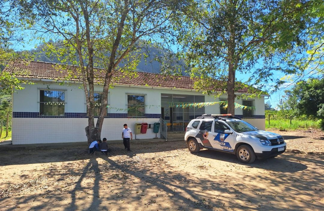 Policiais militares realizam ações de patrulhamento preventivo em comunidades rurais, escolas e no acompanhamento de mulheres vítimas de violência.