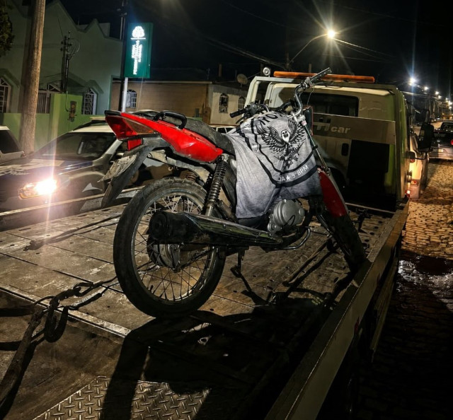 Moto com restrição de furto é recuperada em Dores do Rio Preto