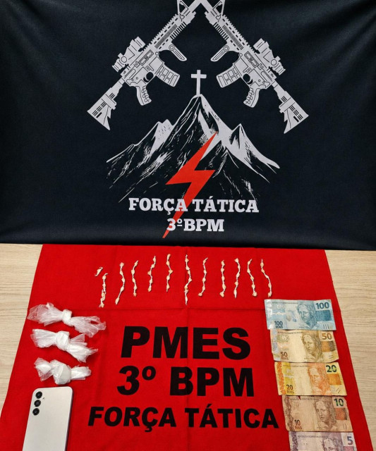 Polícia Militar apreende 58 pedras de crack, dinheiro e materiais durante ação da Força Tática no bairro Querosene, em Alegre.