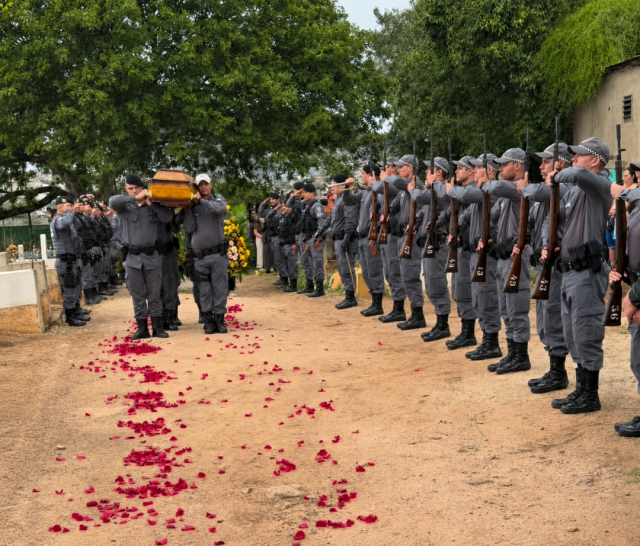 Viaturas da Polícia Militar participam de cortejo em homenagem ao soldado Paulo Henrique Carvalho Faccin, em Cachoeiro de Itapemirim.