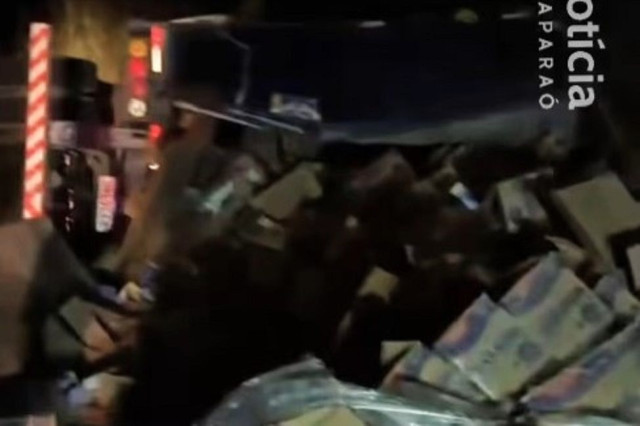 Vídeo: Caminhão baú com carga de sabão em pó tomba na BR262 em Ibatiba
