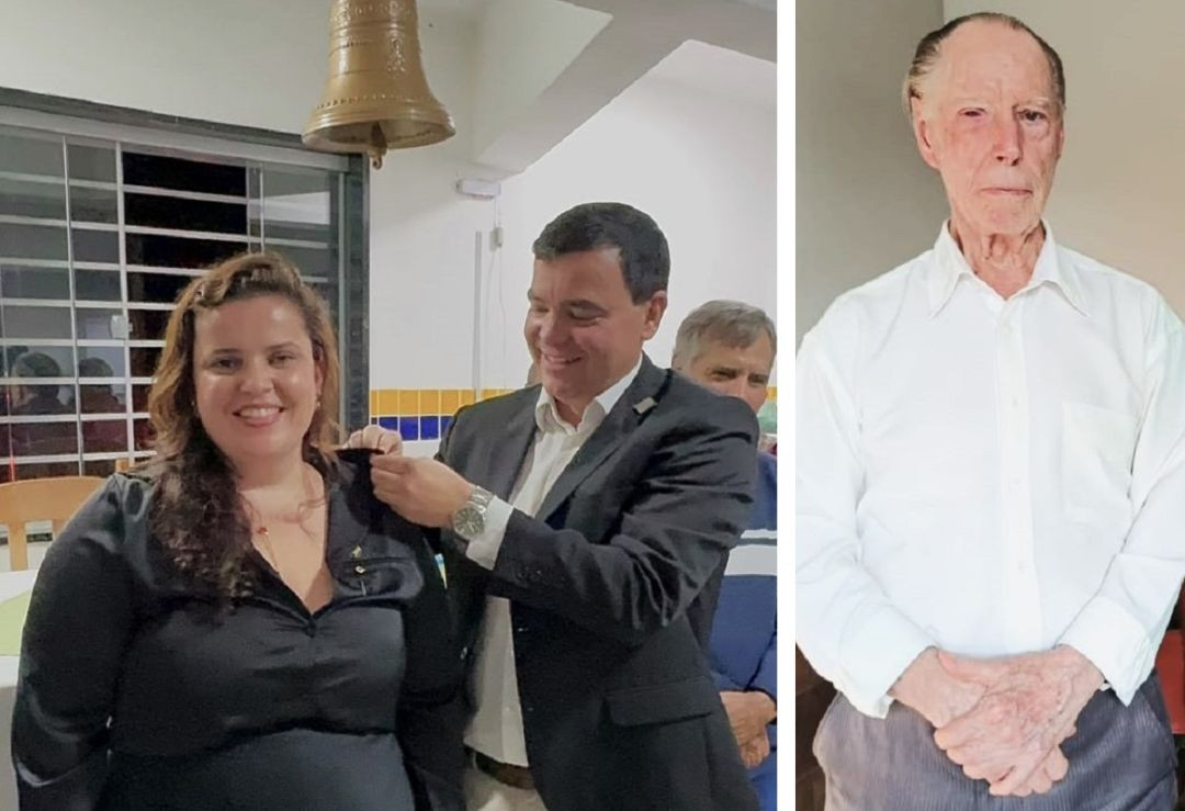 A imagem é dividida em duas partes. À esquerda, uma mulher de cabelos castanhos e vestido preto sorri enquanto um homem de terno ajusta um pin no seu ombro, ao fundo há um sino de bronze. À direita, um homem idoso de camisa social branca e calça cinza posa com as mãos cruzadas à frente.