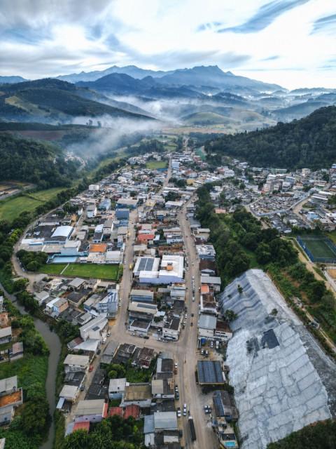 Vista panorâmica de Dores do Rio Preto, município que obteve classificação “ótimo” nos rankings Geral e da Saúde em levantamento estadual.