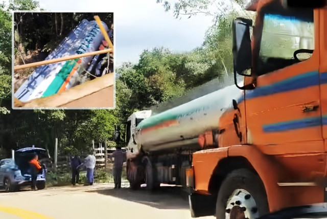 Caminhão que caiu em córrego em Ibitirama mobiliza operação de transbordo e remoção