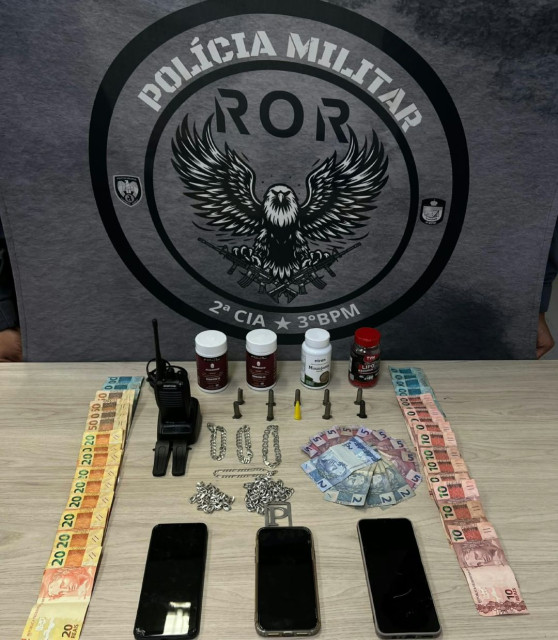 Polícia Militar realiza apreensão de cocaína, dinheiro, rádio comunicador e outros materiais durante ação em Guaçuí.
